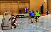 Trainer Tobias Frehner (zweiter von rechts) achtet im Training ganz genau darauf, ob alle Spieler ihre Offensiv- und Defensivaufgaben umsetzen. (Bild: Robert Kucera)