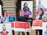 Die Gewerkschaft Unia kämpft weiter für gleiche Löhne für Mann und Frau. Sie startete am Dienstag mit rosa Bärten eine Plakatkampagne. (Bild: KEYSTONE/ALESSANDRO DELLA VALLE)