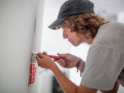 Rund ein Drittel der Schweizer Lehrlinge legt laut Studie des Kantonalbankenverbands jeden Monat einen Teil ihres Lohnes zurück, die meisten bestreiten damit Ausgaben etwa für Ausgang, Hobbies, Kleider, Mittagessen oder Handy. Im Bild ein Lehrling des Unternehmens CKW Conex. (Bild: KEYSTONE/GAETAN BALLY)