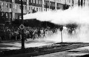 Im August 1992 eskalierten Proteste vor der zentralen Aufnahmestelle für Asylbewerber in Rostock-Lichtenhagen. Bild: Frank Hormann/AP (Rostock, 23. August 1992)