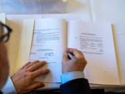 Wer soll künftig über Kündigungen von Staatsverträgen mitentscheiden dürfen? Diese Frage ist nach wie vor ungeklärt. (Bild: KEYSTONE/LEO DUPERREX)