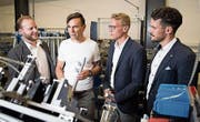 Geschäftsleiter Rainer Mirsch (2. von links) erklärt den Studierenden die Arbeit im Brüggli-Betrieb. (Bild: PD)