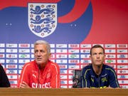 Nationaltrainer Vladimir Petkovic und Stephan Lichtsteiner (rechts) stehen den Medien vor dem Spiel gegen den WM-Halbfinalisten England Rede und Antwort (Bild: KEYSTONE/GEORGIOS KEFALAS)