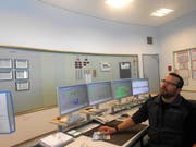 In der Zentrale erklärt ein Experte den Schülern, wie das Kraftwerk Göschenen funktioniert.