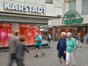 Die beiden deutschen Warenhausketten Karstadt und Kaufhof - im Bild die beiden Filialen in Trier - sollen fusioniert werden. Allerdings werden auch die Wettbewerbsbehörden dabei noch ein Wort mitzureden haben. (Bild: KEYSTONE/AP dpa/HARALD TITTEL)