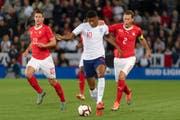 Der Schweizer Captain Stephan Lichsteiner kommt einen Schritt zu spät: In der 54. Minute geht England durch Marcus Rashford (Mitte) 1:0 in Führung. (Bild: Keystone)
