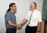 Kreispräsident Josef Signer (rechts) bedankt sich bei Dennis Mungo, Leiter der Musikschule Werdenberg, für die gute Zusammenarbeit. (Bild: Hansruedi Rohrer)