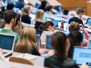 Der Anteil der Frauen mit Hochschulabschluss ist in den vergangenen zehn Jahren doppelt so schnell gestiegen wie jener der Männer. (Bild: KEYSTONE/CHRISTIAN BEUTLER)