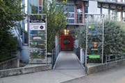 Der Eingangsbereich der Zukunftsfabrik. Viele der rund 20 Mieter sind haben sich schon vor einigen Jahren dort einquartiert.