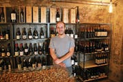 Lukas Schlauri im Weinkeller des «1733». (Bild: Marco Cappellari)
