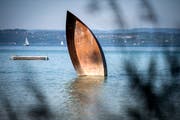 Die Gemeinde Altnau überlegt, die Skulptur nahe der alten Gemeindebadi kaufen. Sie erinnert an die Seegfrörne. Ihr Gegenstück steht in Hagnau. (Bild: Reto Martin)
