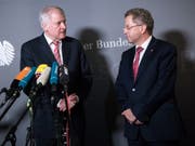Horst Seehofer (l.) äussert sich nach der Sondersitzung des Innenausschusses im Deutschen Bundestag in Anwesenheit von Hans-Georg Maassen. (Bild: Keystone/DPA/BERND VON JUTRCZENKA)