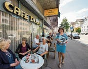 Ein Hauch von Urbanität im sommerlichen Strassencafé: Renate Rohr kann viele Stammgäste bedienen. (Bild: Peter Hummel)