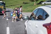 Bushaltestelle Schwand in Ebnet: Schulkinder überqueren täglich die Strasse ohne Fussgängerstreifen. Bild: Nadia Schärli (11. September 2018)