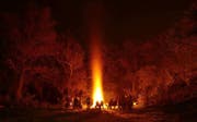 Vielerorts werden am Samstag Mahnfeuer gegen den Wolf entfacht. (Bild: PD)