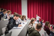 Studenten an der Uni Luzern. (Bild: Roger Grütter)