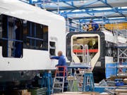 Der Zughersteller Stadler wartet beim Bau seiner Gotthard-Schnellzüge auf die Lieferung der Zugsicherungssysteme von Siemens. (Bild: KEYSTONE/GIAN EHRENZELLER)