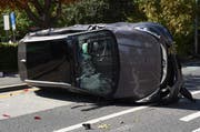 Das Auto war auf die Seite gekippt. (Bild: Luzerner Polizei)
