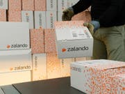 Zalando-Paktete werden für den Versand vorbereitet (Archivbild). (Bild: KEYSTONE/STEFFEN SCHMIDT)