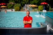 Thomas Kroll hat seinen Traumjob gefunden. Seit elf Jahren ist er Bademeister des Freibades Buchs. (Bild: Beat Belser)