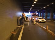 Auf der A2 bei Wassen in der Schönigalerie kam es am Mittwoch zu einem Verkehrsunfall. Eine Person wurde verletzt. (Bild: Kantonspolizei Uri, Wassen, 12. September 2018)