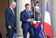 Alain Berset (links) wird im Pariser Élysée-Palast von Frankreichs Präsident Emmanuel Macron begrüsst. (Bild: Michel Euler/AP; 12. September)