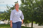 Gemeindepräsidiums-Kandidatin Jasmine Schönholzer in ihrem Garten in Istighofen. (Bild: Mario Testa)
