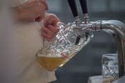 Für einmal kann man im Ägerital verschiedene Biersorten im Freien geniessen.(Bild: Pius Amrein (Luzern, 6. September 2018))