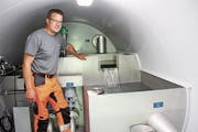 Thomas Martin zeigt, wo das Wasser der Quelle Feldmoos sprudelt. (Bild: Martin Knoepfel)