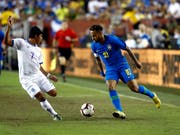 Brasiliens Neymar (rechts) versucht ein Dribbling gegen Gilberto Baires von El Salvador (Bild: KEYSTONE/AP/PATRICK SEMANSKY)
