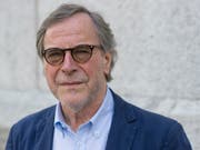 Erneut für sein literarisches Schaffen ausgezeichnet: Der Aargauer Schriftsteller Klaus Merz erhält den mit 15'000 Euro dotierten Christine Lavant Preis 2018. (Bild: Keystone/GIAN EHRENZELLER)