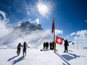 Nicht nur im Flachland wird Schnee seltener: Auch in höheren Lagen nehmen die Flächen mit «ewigem» Schnee immer weiter ab. (Bild: KEYSTONE/ANTHONY ANEX)