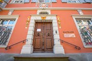 Wer nach Thomas Müller ins Rathaus einziehen will, liegt noch im Dunkeln. (Bild: Urs Bucher)