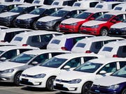 Rund drei Jahre nach dem Bekanntwerden des Abgasskandals bei VW kündigen die Verbraucherzentralen und der ADAC eine Sammelklage an. (Bild: KEYSTONE/EPA/ALEXANDER BECHER)