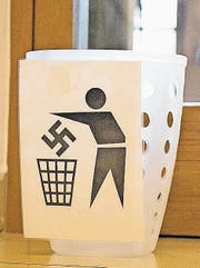 Abfalleimer für Hakenkreuze im Theater Konstanz. (Bild: Keystone)