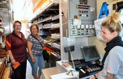 Einkaufen wie zu Grossmutters Zeiten. Die rollende Migros bei ihrem Halt in Münchwilen. (Bilder: Christoph Heer)