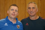 Daniel «Dany» Frank (links) mit Goran Perkovac, dem Trainer des HC Kriens-Luzern. (Bild: PD)
