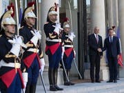 Bundespräsident Alain Berset wird vom französischen Präsidenten Emmanuel Macron (ganz rechts) im Elysée-Palast begrüsst. (Bild: KEYSTONE/EPA/IAN LANGSDON)
