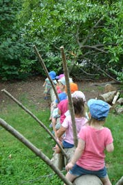 Der Garten des Chinderhus Rägeboge ermöglicht den Kindern naturnahe Abenteuer und Erlebnisse. (Bild PD)
