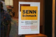 Hans Senn brachte dieses Plakat neben der eingeschlagenen Scheibe an. (Bild: Res Lerch)