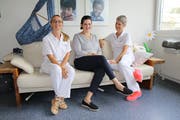 Die Stillberaterinnen Petra von Kuczkowski (links) und Maya Schönenberger (rechts) und die Mutter Myriam Conte. (Bild Lara Wüest)