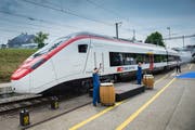 Der Roll-out des Giruno bei Stadler Rail in Bussnang. (Bild: Urs Bucher)