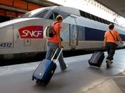 Die staatliche französische Bahn SNCF will Züge entwickeln, die ohne Lokführer fahren können. (Bild: KEYSTONE/AP/CLAUDE PARIS)