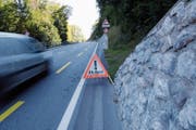Neue Schilder beidseits der Strasse mahnen zur Temporeduktion. (Bild: Karin Erni)