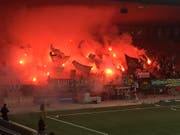 Bereits während des Spiels sorgten die FCSG-Anhänger mit Pyroaktionen für Aufsehen. (Bild: Daniel Walt)