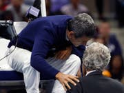 Tennis-Schiedsrichter Carlos Ramos (auf dem Stuhl) äusserte sich in seiner portugiesischen Heimat zum US-Open-Final der Frauen (Bild: KEYSTONE/FR110666 AP/ADAM HUNGER)