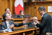 Kommissionssprecher Olivier Feller von der FDP (links) und SP-Fraktionschef Roger Nordmann diskutieren im Nationalratssaal über die Steuervorlage. Sie werden in ihren Parteien noch viel Überzeugungsarbeit zu leisten haben. (KEYSTONE/Alessandro della Valle, (Bern, 12. September 2018))