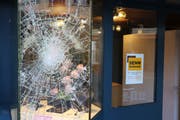 Die Scheibe ist beschädigt, gestohlen wurde nichts. (Bild: Res Lerch)