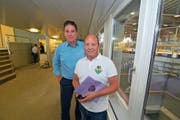 Gemeindeschreiber Reto Marty und HCT-Präsident Hansjörg Stahel im Restaurant in der Eishalle Güttingersreuti, das derzeit umgebaut wird. (Bild: Mario Testa)