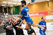 Wurfversuch des Kriens-Spielers Amin Yousefinezhad. Bild: Eveline Beerkircher (Kriens, 12. September 2018)